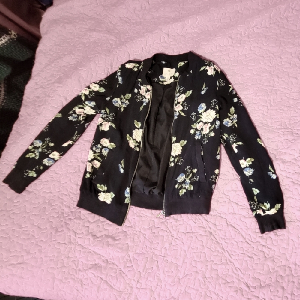 Lila Rose- zip up floral jacket. Size SM